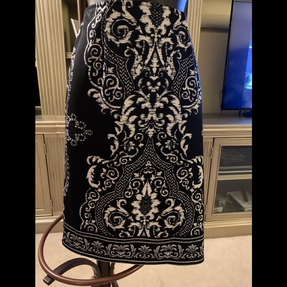 Black and white skirt size 8
